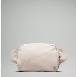 Everywhere Belt Bag Large 2L in white opal